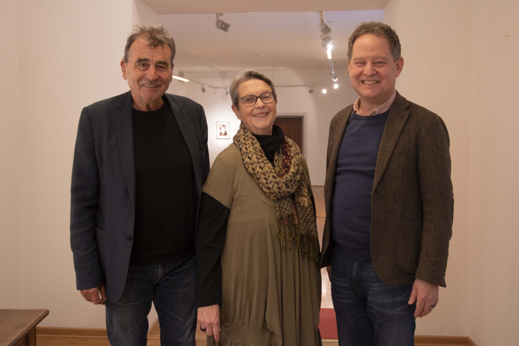 VdK Vorsitzender Altbürgermeister Hans Steindl (v.l.), AWO-Ortsvereinsvorsitzende Marianne Ströber-Saile sowie Erster Bürgermeister Florian Schneider initiieren gemeinsam den Infoabend am 12. April im Bürgerhaus. Fotocredit: Stadt Burghausen / ebh