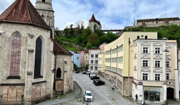 The church square as we know it. But it will no longer look like this from May 6, 2024. The primary school is being completely renovated. Photo credit: City of Burghausen / köx