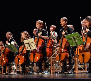 Giovani suonatori d'arco in azione - il 22 aprile 2024 i 153 bambini delle classi di musica delle scuole elementari e della scuola di musica si esibiranno nel municipio © Musikschule Burghausen