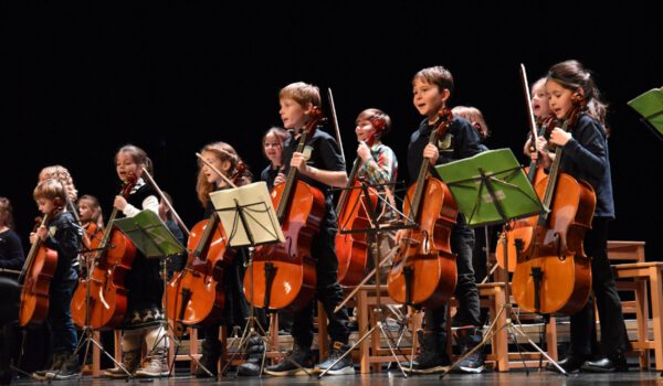 Giovani suonatori d'arco in azione - il 22 aprile 2024 i 153 bambini delle classi di musica delle scuole elementari e della scuola di musica si esibiranno nel municipio © Musikschule Burghausen
