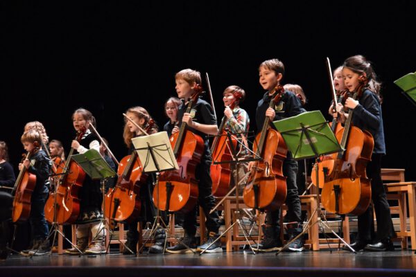 Junge Streicher in Aktion – am 22. April 2024 treten die 153 Kinder der Musizierklassen der Grundschulen und der Musikschule im Stadtsaal auf © Musikschule Burghausen Junge Streicher in Aktion – am 22. April 2024 treten die 153 Kinder der Musizierklassen der Grundschulen und der Musikschule im Stadtsaal auf © Musikschule Burghausen
