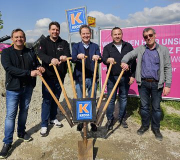 Groundbreaking ceremony for the final construction work for the broadband expansion: Hans Grünzinger, construction supervisor for the broadband expansion in Burghausen, Michael Neumeier, responsible team leader for the broadband expansion at Deutsche Telekom, First Mayor Florian Schneider, Alexander Brunner, local construction manager, and Wilhelm Ochsenbauer, construction manager © Stadt Burghausen/ebh
