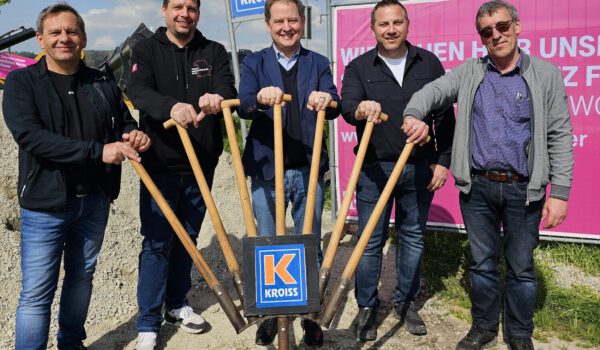 Spatenstich für die letzten Bauarbeiten für den Breitbandausbau: Hans Grünzinger, Baubegleiter des Breitbandausbaus in Burghausen, Michael Neumeier, zuständiger Teamleiter des Breitbandausbaus der Deutschen Telekom, Erster Bürgermeister Florian Schneider, Alexander Brunner, örtlicher Bauleiter, und Wilhelm Ochsenbauer, Bauleiter © Stadt Burghausen/ebh