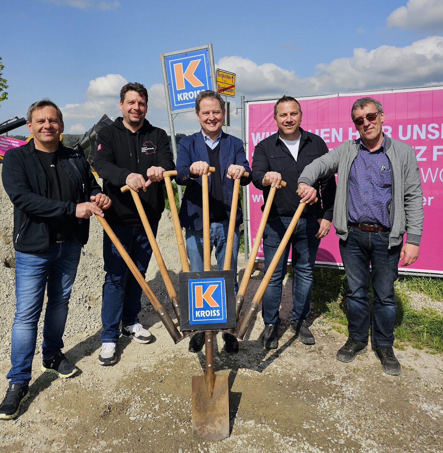 Groundbreaking ceremony for the final construction work for the broadband expansion: Hans Grünzinger, construction supervisor for the broadband expansion in Burghausen, Michael Neumeier, responsible team leader for the broadband expansion at Deutsche Telekom, First Mayor Florian Schneider, Alexander Brunner, local construction manager, and Wilhelm Ochsenbauer, construction manager © Stadt Burghausen/ebh