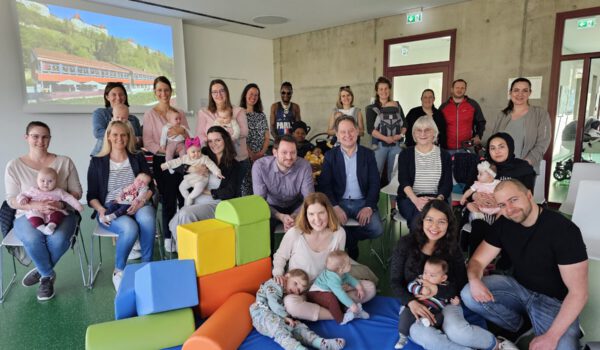 The parents and children who came to welcome the newborn, with First Mayor Florian Schneider (middle row, third from the right), family representative Doris Graf (middle row, second from the right), Christine Auberger (back row, fourth from the left) and Mariella Röben from the Child Protection Association ( back row right) © Stadt Burghausen/ebh