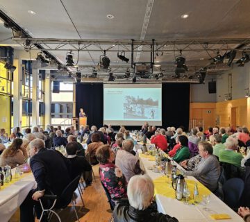 Un salón comunitario completamente ocupado durante el cumpleaños de las personas mayores en el primer trimestre de 1 © Stadt Burghausen/ebh