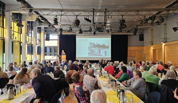 Ein vollbesetzter Bürgersaal während des Seniorengeburtstages zum 1. Quartal 2024 © Stadt Burghausen/ebh