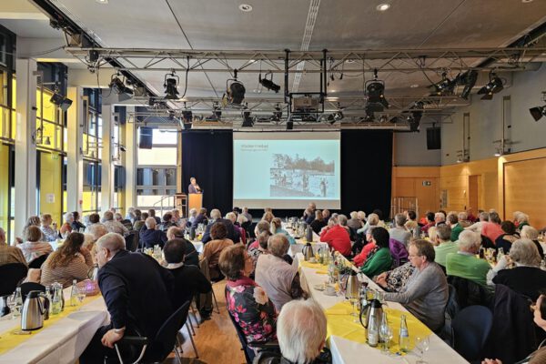 Ein vollbesetzter Bürgersaal während des Seniorengeburtstages zum 1. Quartal 2024 © Stadt Burghausen/ebh