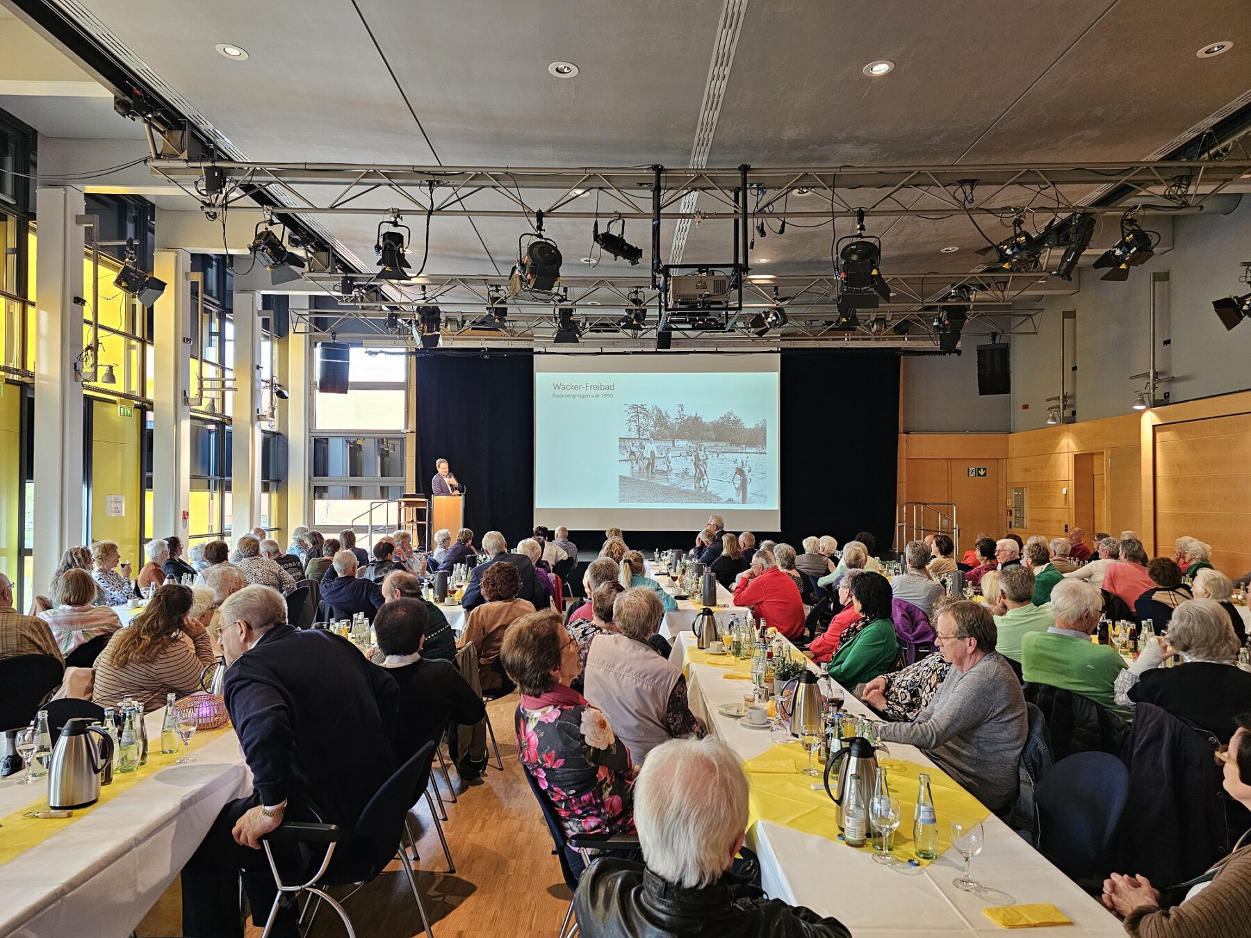 A fully occupied community hall during the senior citizens' birthday in the first quarter of 1 © Stadt Burghausen/ebh