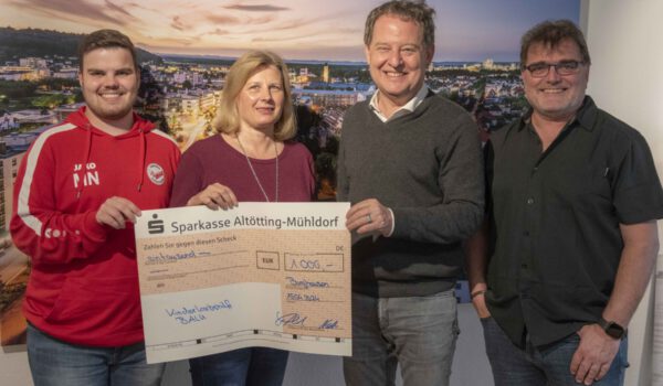 (V. l. n. r.) Michael Noll, stellvertretender Vereinsvorstand des TV 1868 Burghausen, Claudia Erkelenz von der Kinderkrebshilfe BALU, Erster Bürgermeister Florian Schneider und Richard Noll, Leiter der Fußball-Abteilung des TV 1868 Burghausen bei der Spendenübergabe © Stadt Burghausen/ebh