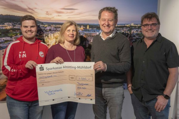 (V. l. n. r.) Michael Noll, stellvertretender Vereinsvorstand des TV 1868 Burghausen, Claudia Erkelenz von der Kinderkrebshilfe BALU, Erster Bürgermeister Florian Schneider und Richard Noll, Leiter der Fußball-Abteilung des TV 1868 Burghausen bei der Spendenübergabe © Stadt Burghausen/ebh