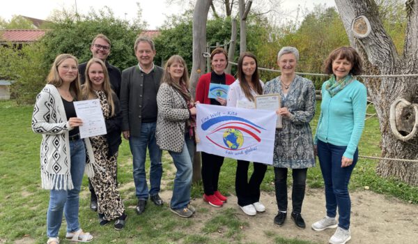 Engagieren sich für eine kultursensible Haltung und Nachhaltigkeit – die Burghauser Eine Welt-Kitas Sportkita, Kita St. Konrad und das Integrative Wöhler Kinderhaus. Im Bild: Rebecca Trost und Anais Bachg, Sportkita, Maximilian Weiß, St. Konrad, Erster Bürgermeister Florian Schneider, Berit Schurse, Projektkoordinatorin Eine Welt-Kita, Melanie Krieger, Nadja Schubert und Brigitte Baumgartner, Wöhler Kinderhaus mit Sozialreferentin Sabine Bachmeier © Stadt Burghausen/cha