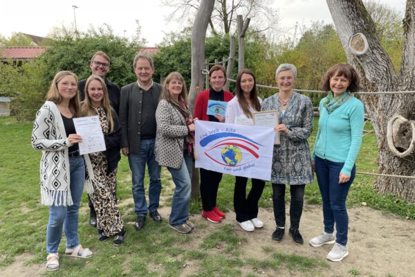 Engagieren sich für eine kultursensible Haltung und Nachhaltigkeit – die Burghauser Eine Welt-Kitas Sportkita, Kita St. Konrad und das Integrative Wöhler Kinderhaus. Im Bild: Rebecca Trost und Anais Bachg, Sportkita, Maximilian Weiß, St. Konrad, Erster Bürgermeister Florian Schneider, Berit Schurse, Projektkoordinatorin Eine Welt-Kita, Melanie Krieger, Nadja Schubert und Brigitte Baumgartner, Wöhler Kinderhaus mit Sozialreferentin Sabine Bachmeier © Stadt Burghausen/cha