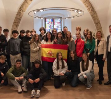 The 23 students, eleven from Madrid and twelve from Kumax High School, visited the town hall as part of their exchange program. Dita Adzivor, German teacher at the exchange school in Madrid (back middle), Annette Hopf, Spanish teacher at the Kumax-Gymnasium (2nd from right), First Mayor Florian Schneider (r.) © Stadt Burghausen/ebh