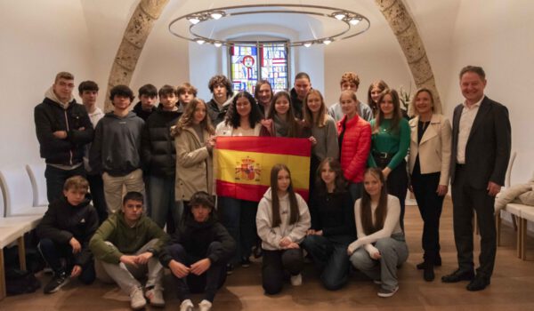 The 23 students, eleven from Madrid and twelve from Kumax High School, visited the town hall as part of their exchange program. Dita Adzivor, German teacher at the exchange school in Madrid (back middle), Annette Hopf, Spanish teacher at the Kumax-Gymnasium (2nd from right), First Mayor Florian Schneider (r.) © Stadt Burghausen/ebh