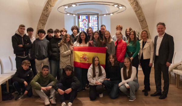 Die 23 Schülerinnen und Schüler, elf aus Madrid und zwölf vom Kumax-Gymnasium, besuchten im Rahmen ihres Austauschprogramm das Rathaus. Dita Adzivor, Deutschlehrerin an der Austauschschule in Madrid (hinten Mitte), Annette Hopf, Spanischlehrerin am Kumax-Gymnasium (2. v. r.), Erster Bürgermeister Florian Schneider (r.) © Stadt Burghausen/ebh