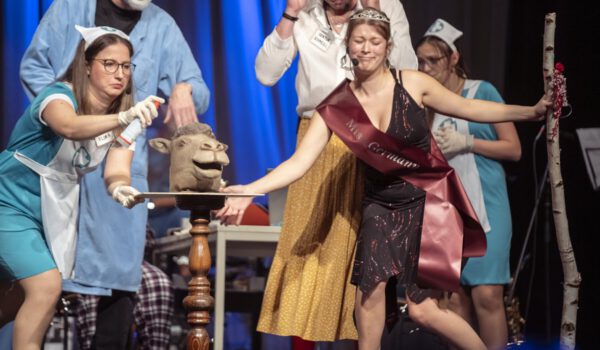 Am 4. Mai 2024 führen Jugendliche und Erwachsene aus der sächsischen Partnerstadt Hohenstein-Ernstthal ein Musical im Burghauser Bürgerhaus auf © Stadt Hohenstein Ernstthal