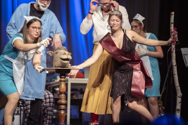 Am 4. Mai 2024 führen Jugendliche und Erwachsene aus der sächsischen Partnerstadt Hohenstein-Ernstthal ein Musical im Burghauser Bürgerhaus auf © Stadt Hohenstein Ernstthal Am 4. Mai 2024 führen Jugendliche und Erwachsene aus der sächsischen Partnerstadt Hohenstein-Ernstthal ein Musical im Burghauser Bürgerhaus auf © Stadt Hohenstein Ernstthal