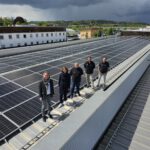 (From left) First Mayor Florian Schneider, Tanja Erb from EBG, Werner Steinbrunner and Gerhard Pemwieser from Elektro Rösler as well as building yard manager Peter Schweikl on the roof of the building yard, which is now almost completely covered with solar power modules © Stadt Burghausen/ebh