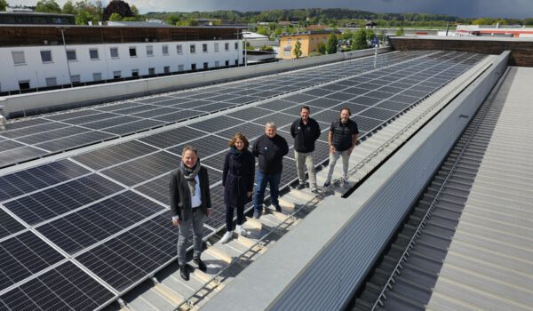 (From left) First Mayor Florian Schneider, Tanja Erb from EBG, Werner Steinbrunner and Gerhard Pemwieser from Elektro Rösler as well as building yard manager Peter Schweikl on the roof of the building yard, which is now almost completely covered with solar power modules © Stadt Burghausen/ebh