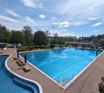 La piscina exterior de Burghausen abre el lunes 29 de abril de 2024. © Bäder Burghausen