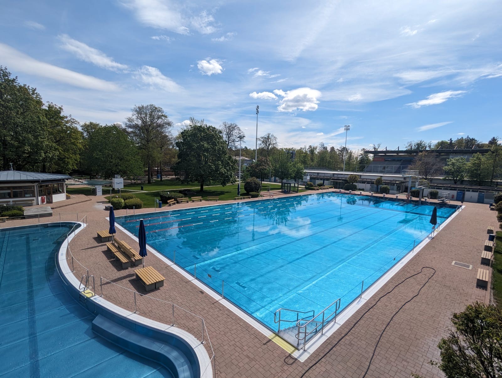 Burghausens udendørs pool åbner mandag den 29. april 2024. © Bäder Burghausen