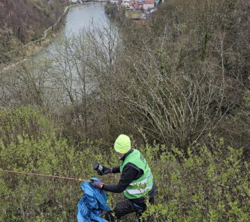 Audaz campaña de recogida de basura: tres miembros del DAV recogieron basura en la ladera de Salzach © Stadt Burghausen/ebh