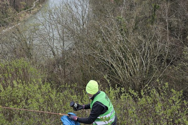 Waghalsige Müllsammelaktion - Drei DAV-Mitglieder sammelten Müll am Salzachhang © Stadt Burghausen/ebh Waghalsige Müllsammelaktion - Drei DAV-Mitglieder sammelten Müll am Salzachhang © Stadt Burghausen/ebh