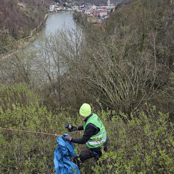 Waghalsige Müllsammelaktion - Drei DAV-Mitglieder sammelten Müll am Salzachhang © Stadt Burghausen/ebh