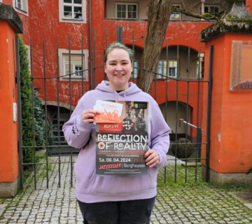 Federal volunteer Lilly Groß in front of the jazz cellar. A concert organized by Lilly will take place there this Saturday, April 6, 2024. © City of Burghausen/ebh