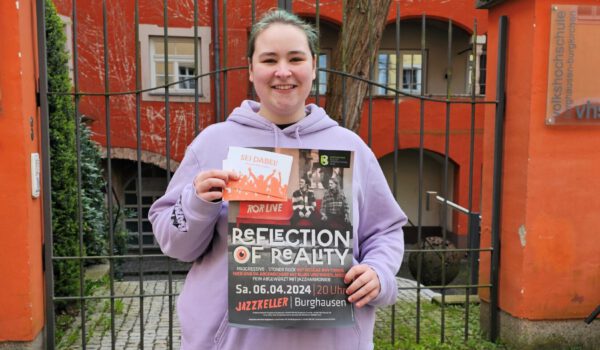 Bundesfreiwillige Lilly Groß vor dem Jazzkeller. Dort findet diesen Samstag, 6. April 2024, ein Konzert statt, dass Lilly organisiert hat. © Stadt Burghausen/ebh Bundesfreiwillige Lilly Groß vor dem Jazzkeller. Dort findet diesen Samstag, 6. April 2024, ein Konzert statt, dass Lilly organisiert hat. © Stadt Burghausen/ebh