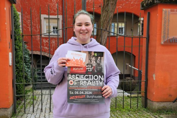 Bundesfreiwillige Lilly Groß vor dem Jazzkeller. Dort findet diesen Samstag, 6. April 2024, ein Konzert statt, dass Lilly organisiert hat. © Stadt Burghausen/ebh Bundesfreiwillige Lilly Groß vor dem Jazzkeller. Dort findet diesen Samstag, 6. April 2024, ein Konzert statt, dass Lilly organisiert hat. © Stadt Burghausen/ebh