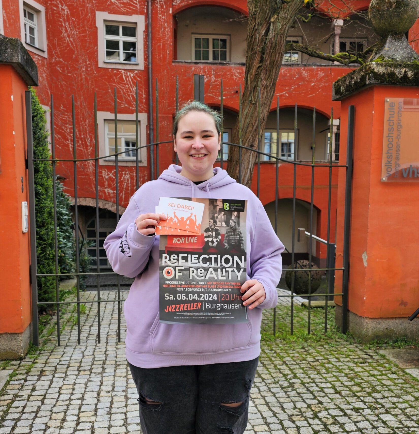 Bundesfreiwillige Lilly Groß vor dem Jazzkeller. Dort findet diesen Samstag, 6. April 2024, ein Konzert statt, dass Lilly organisiert hat. © Stadt Burghausen/ebh