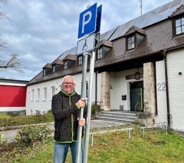 Martin Hinterwinkler, jefe de la Oficina de Orden Público, muestra las plazas de aparcamiento adicionales para discapacitados para el Oktoberfest de mayo de 2024. Las plazas de aparcamiento serán válidas durante todo el periodo festivo, del 3 al 12 de mayo. Crédito de la foto: Ciudad de Burghausen/köx