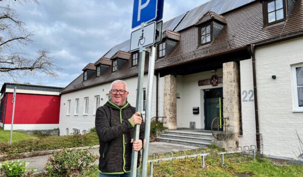Martin Hinterwinkler, jefe de la Oficina de Orden Público, muestra las plazas de aparcamiento adicionales para discapacitados para el Oktoberfest de mayo de 2024. Las plazas de aparcamiento serán válidas durante todo el periodo festivo, del 3 al 12 de mayo. Crédito de la foto: Ciudad de Burghausen/köx