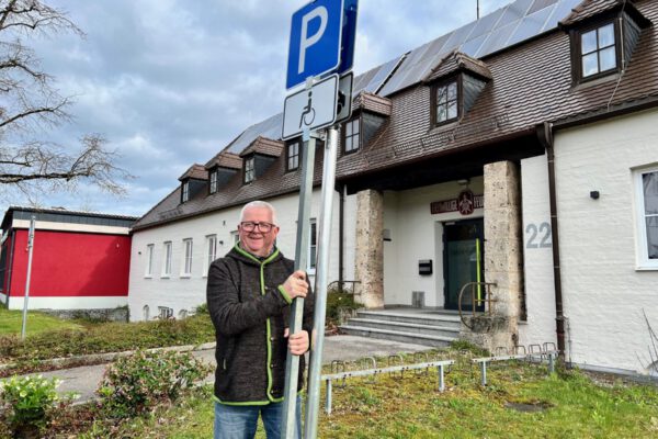 Martin Hinterwinkler, Leiter des Ordnungsamtes, zeigt den Platz für die zusätzlichen Behindertenparkplätze zur Mai Wies`n 2024. Die Parkplätze gelten dann für den gesamten Festzeitraum von 3. Bis 12. Mai. Fotocredit: Stadt Burghausen/köx