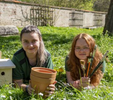 Ariane Wacker and Judith Schärl, the two FÖJ members of the Environment Agency, have organized various events and guided tours as part of nature action days. At the first two events, for example, they painted bird boxes and flower pots with children © Stadt Burghausen/ebh