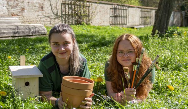 Ariane Wacker und Judith Schärl, die beiden FÖJlerinnen des Umweltamts, haben verschiedene Veranstaltungen und Führungen im Rahmen von Naturaktionstagen organisiert. Bei den ersten beiden Veranstaltungen bemalen sie zum Beispiel Vogelkästen und Blumentöpfe mit Kindern © Stadt Burghausen/ebh