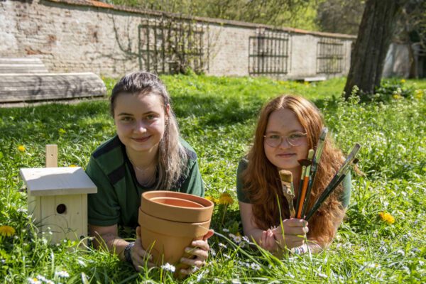 Ariane Wacker und Judith Schärl, die beiden FÖJlerinnen des Umweltamts, haben verschiedene Veranstaltungen und Führungen im Rahmen von Naturaktionstagen organisiert. Bei den ersten beiden Veranstaltungen bemalen sie zum Beispiel Vogelkästen und Blumentöpfe mit Kindern © Stadt Burghausen/ebh