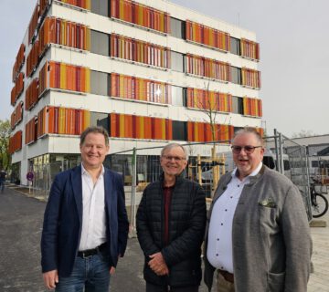 First mayor Florian Schneider, city councilor and school officer Norbert English and project manager and office manager Werner Lechner in front of the almost finished extension of the Hans Kammerer School © Stadt Burghausen/ebh