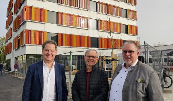 Erster Bürgermeister Florian Schneider, Stadtrat und Schulreferent Norbert Englisch und Projektleiter und Geschäftsstellenleiter Werner Lechner vor dem fast fertigen Erweiterungsbau der Hans-Kammerer-Schule © Stadt Burghausen/ebh