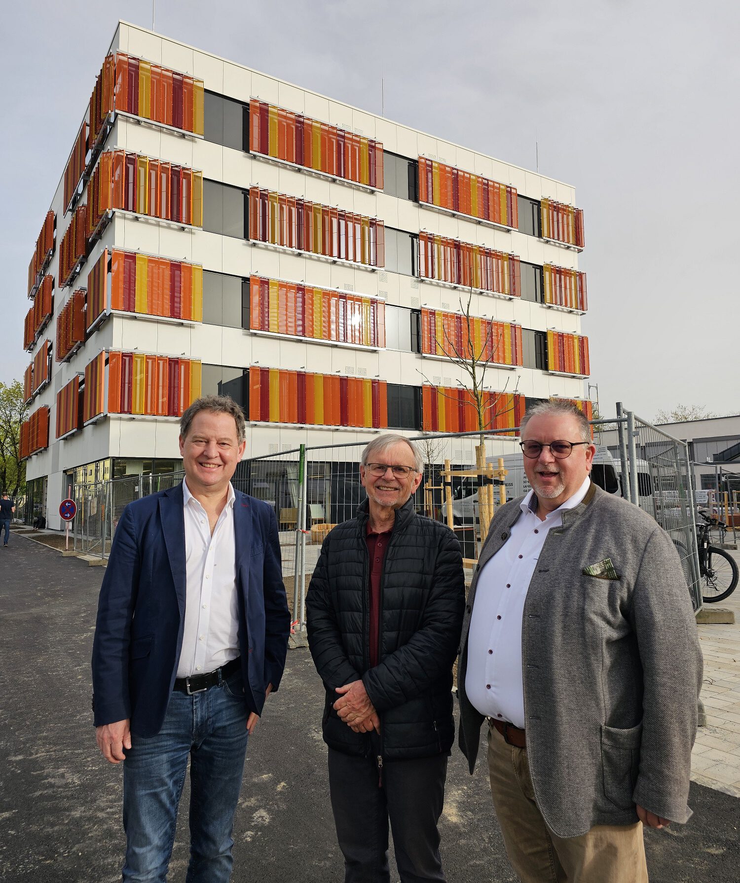 Erster Bürgermeister Florian Schneider, Stadtrat und Schulreferent Norbert Englisch und Projektleiter und Geschäftsstellenleiter Werner Lechner vor dem fast fertigen Erweiterungsbau der Hans-Kammerer-Schule © Stadt Burghausen/ebh