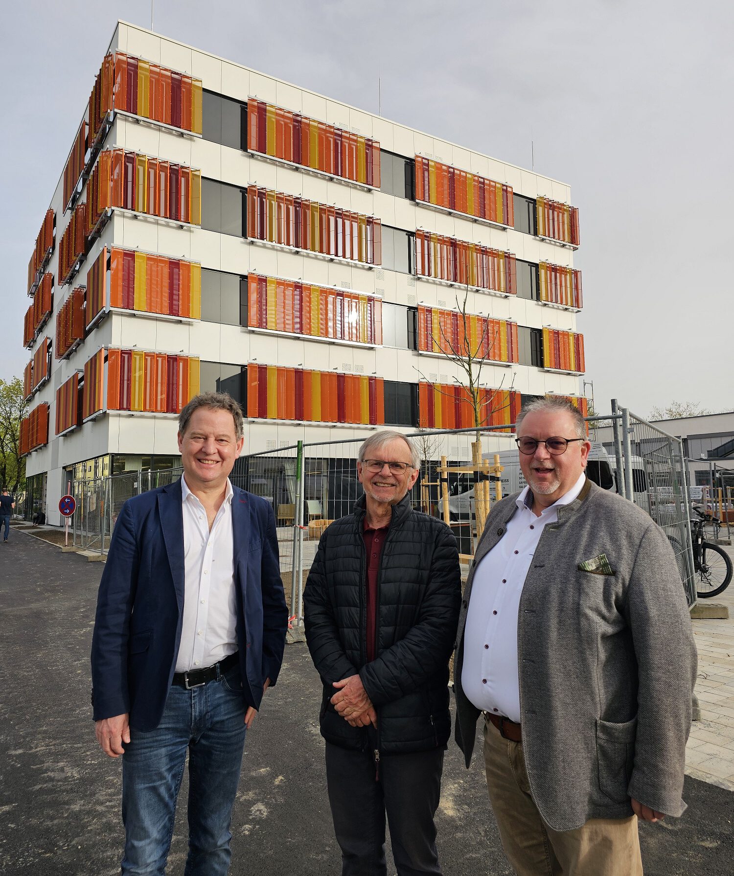 First mayor Florian Schneider, city councilor and school officer Norbert English and project manager and office manager Werner Lechner in front of the almost finished extension of the Hans Kammerer School © Stadt Burghausen/ebh