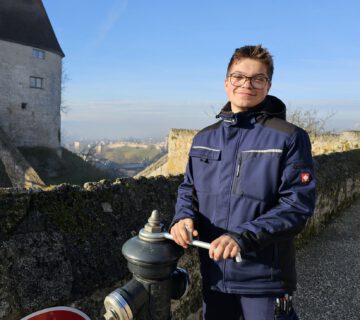 Luca Ringsquandl, aprendiz especialista en tecnología de suministro de agua en Stadtwerke Burghausen, comprueba uno de los hidrantes del castillo © Stadt Burghausen/ebh