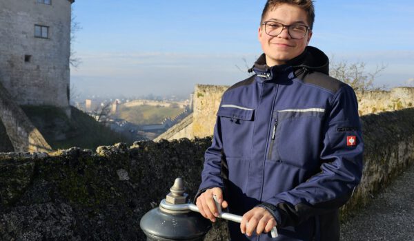 PM 96 Stadt Burghausen Arbeiten mit der wichtigsten Ressource der Welt Azubi Luca Ringsquandl Foto ebh Luca Ringsquandl, Auszubildender zur Fachkraft für Wasserversorgungstechnik bei den Stadtwerken Burghausen, kontrolliert einen der Hydranten auf der Burg © Stadt Burghausen/ebh
