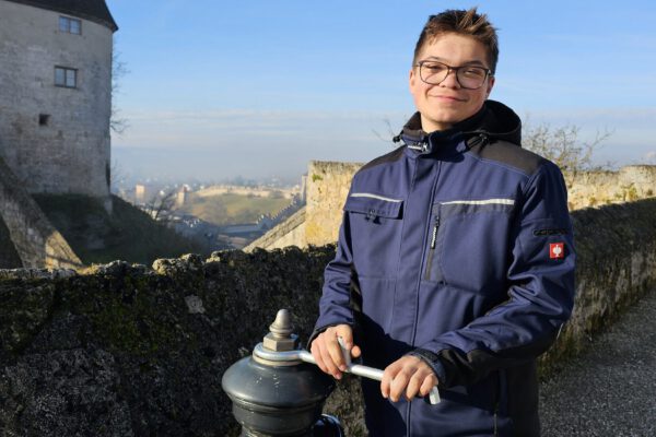 Luca Ringsquandl, Auszubildender zur Fachkraft für Wasserversorgungstechnik bei den Stadtwerken Burghausen, kontrolliert einen der Hydranten auf der Burg © Stadt Burghausen/ebh