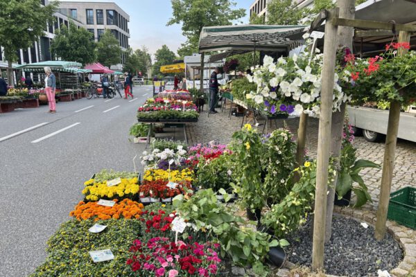 Wochenmarkt Burghausen: Drei Wochenmärkte versorgen die Bürger mit frischen, regional erzeugten Lebensmitteln. Fotocredit: Stadt Burghausen