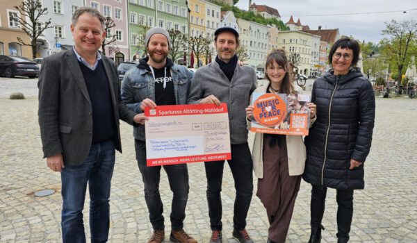 Freudig nahmen die Organisatoren des Benefiz-Straßenmusikfestivals die von der Stadt auf 10.000 € aufgestockte Spendensumme entgegen. Von links: Erster Bürgermeister Florian Schneider, die Organisatoren Max Roxton, Erik Bönisch, Susanne Kramlinger und Sigrid Resch, Geschäftsführerin der Burghauser Touristik GmbH. Fotocredit: Stadt Burghausen