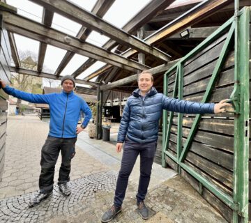Il maestro della piscina Dennis Clemens e il direttore della piscina Stefan Sajdak vi apriranno le porte il 6 e 7 aprile 2024 - l'ingresso è gratuito Foto Stadt Burghausen / köx