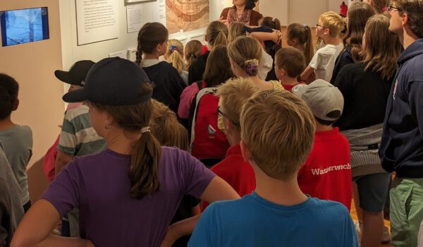 Fotobeschreibung: Die Wasserwacht Burghausen zu Besuch im Stadtmuseum Fotocredit: Robin von Taeuffenbach / Stadtmuseum Burghausen